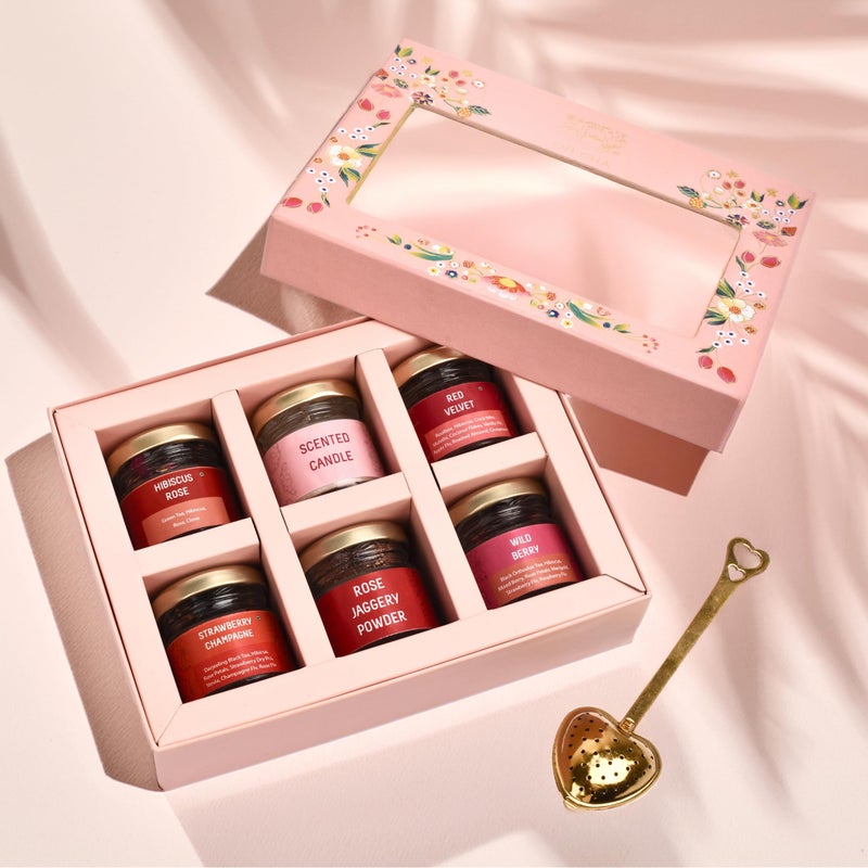 OH CHA - مجموعة هدايا الشاي، صندوق بلش الفاخر | هدايا للنساء | سلة هدايا مميزة للزوجة | 4 أنواع شاي، شمعة معطرة، مسحوق سكر الورد + مصفاة شاي على شكل قلب | هدية ذكرى الزواج، هدية زفاف للأزواج | هدية لها - Image 1