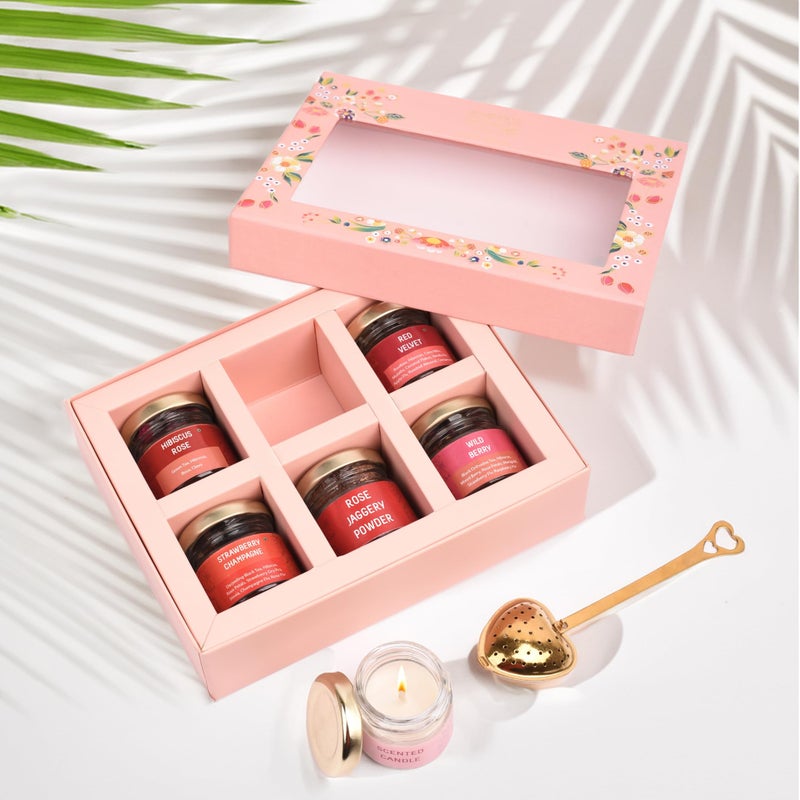 OH CHA - مجموعة هدايا الشاي، صندوق بلش الفاخر | هدايا للنساء | سلة هدايا مميزة للزوجة | 4 أنواع شاي، شمعة معطرة، مسحوق سكر الورد + مصفاة شاي على شكل قلب | هدية ذكرى الزواج، هدية زفاف للأزواج | هدية لها - Image 3
