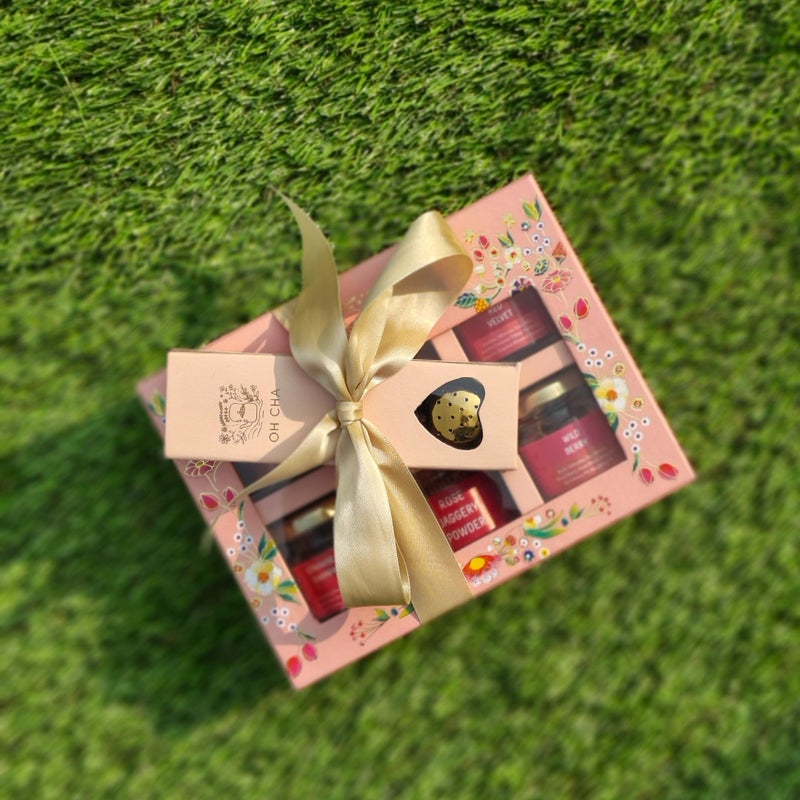 OH CHA - مجموعة هدايا الشاي، صندوق بلش الفاخر | هدايا للنساء | سلة هدايا مميزة للزوجة | 4 أنواع شاي، شمعة معطرة، مسحوق سكر الورد + مصفاة شاي على شكل قلب | هدية ذكرى الزواج، هدية زفاف للأزواج | هدية لها - Image 5