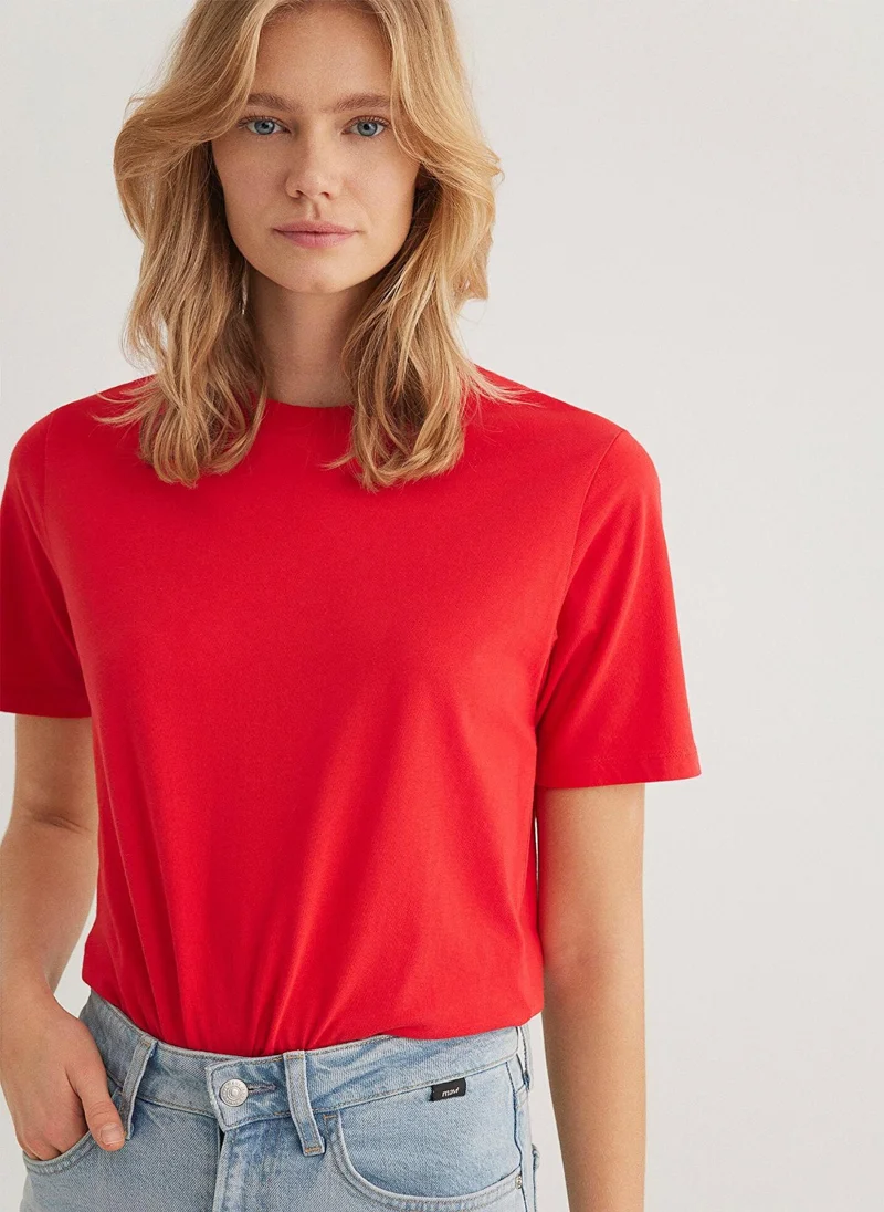 مافي تيشيرت أحمر