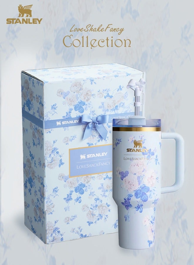 ستانلي كوب Love Shack Fancy H2.0 Flow State بسعة 40 أونصة بتصميم Blue Rose، مصنوع من الفولاذ المقاوم للصدأ معزول بالتفريغ الهوائي، مزود بغطاء، شفاط، وسدادة، مثالي للماء والشاي المثلج، يحافظ على المشروبات باردة، ومقدم في تغليف أنيق جاهز للهدايا - Image 1