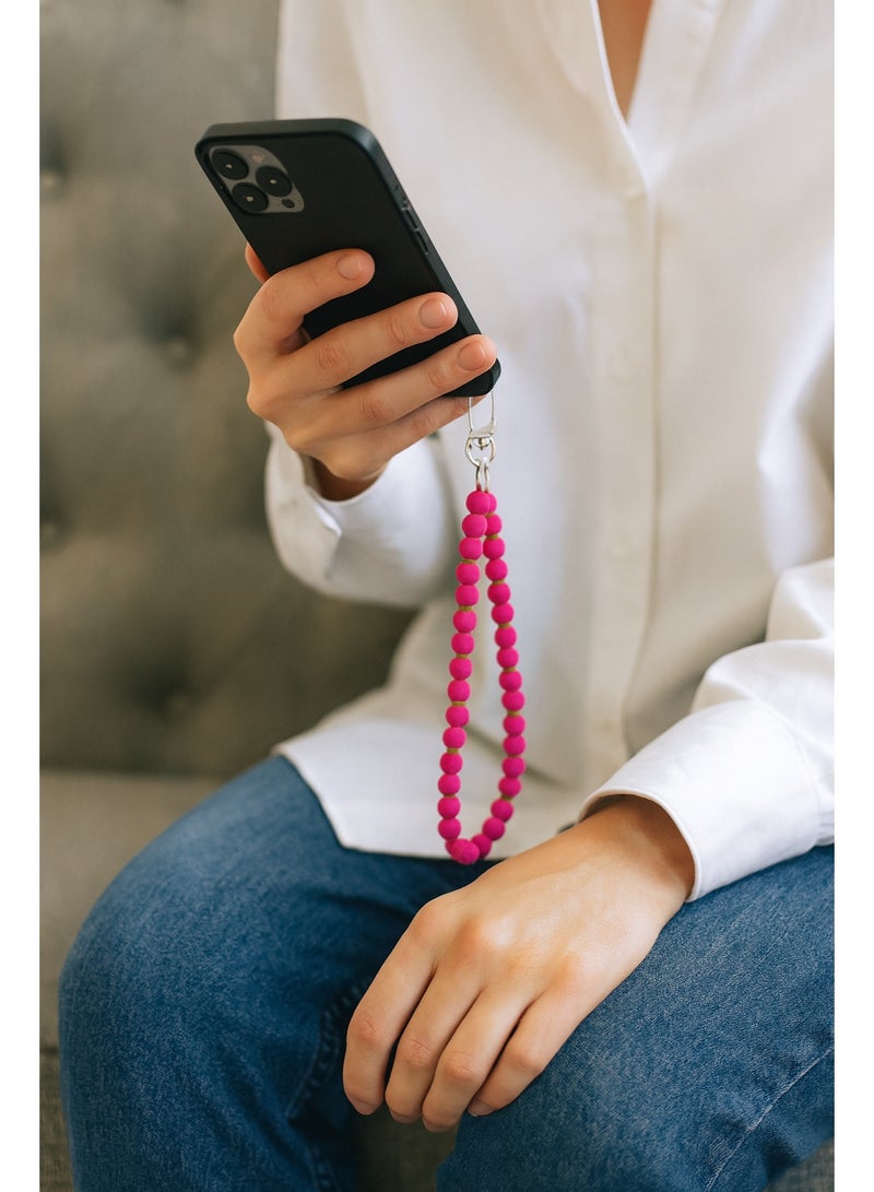 سلسلة يد خرز للموبايل – حجم صغير – خرز فوشيا ناعم مع حلقات معدنية – استايل عصري – مناسبة لجميع الموبايلات - Image 1