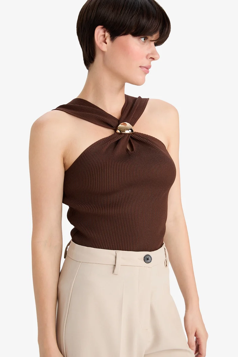 ديفاكتو Fitted Rib Buckle Detail Sleeveless Blouse