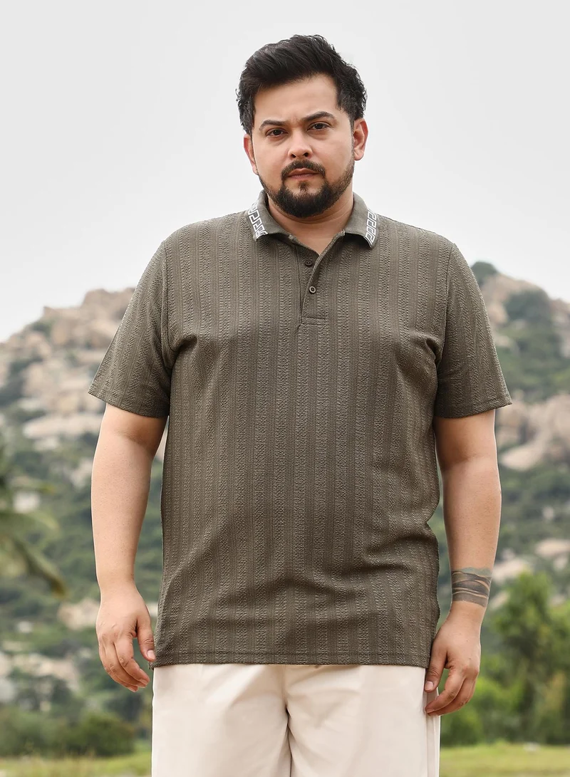 انستافاب بلس تيشيرت بولو رجالي   بنصف أزرار وياقة جاكار، بأكمام قصيرة وياقة جاكار، بلون أخضر عشبي.