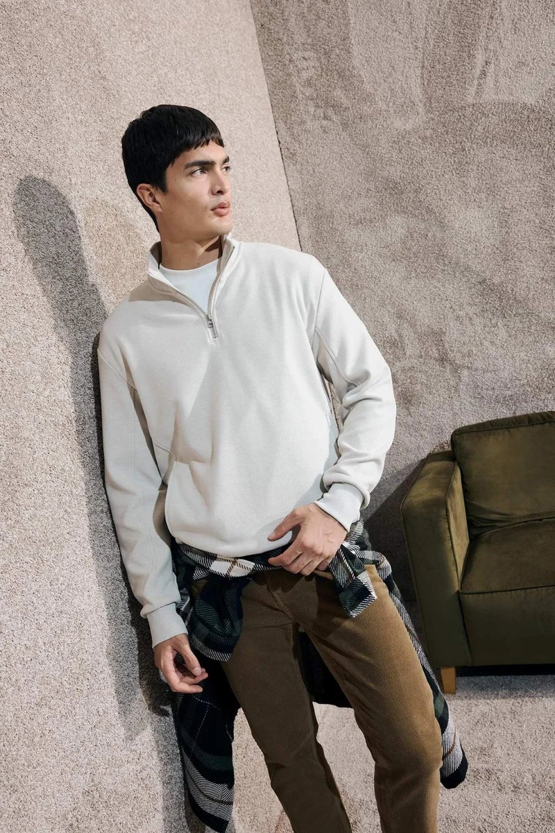 ديفاكتو Regular Fit Long Sleeve Sweatshirt
