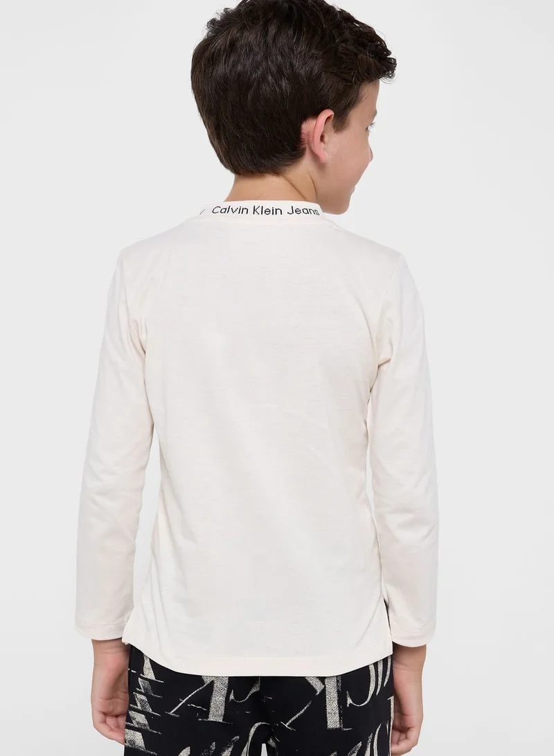 كالفن كلاين جينز تيشيرت بشعار الماركة