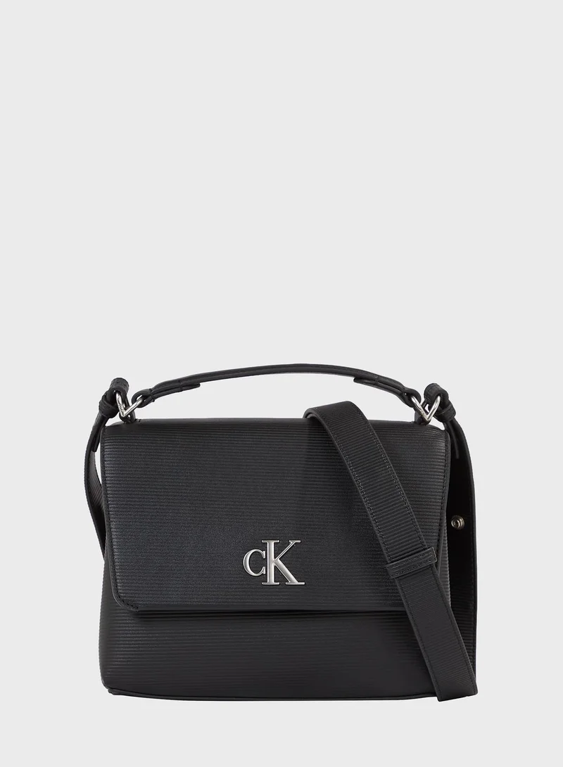 كالفن كلاين حقيبة كروس بتفاصيل حرف Monogram