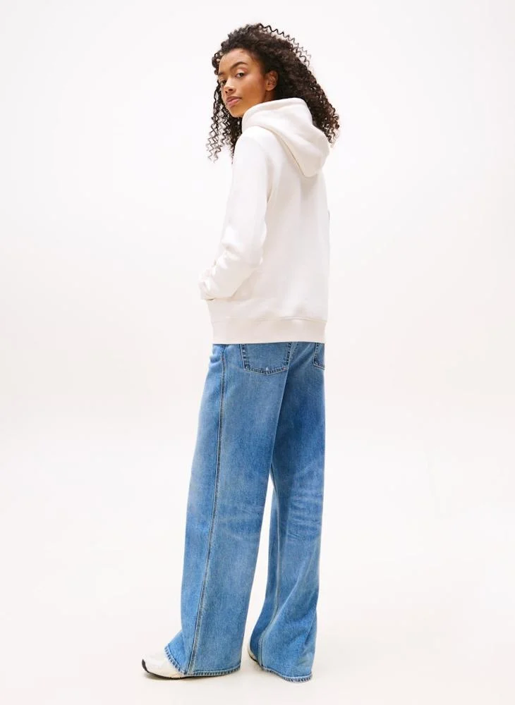 تومي جينز هودي مزين بشعار الماركة