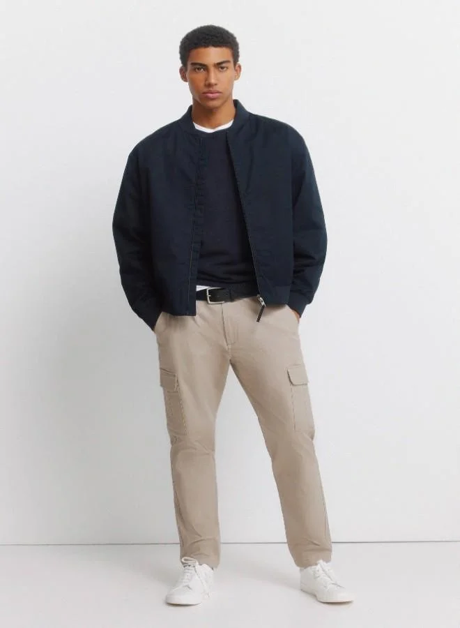 Springfield Cargo trousers in stretch cotton fabric for greater comfort. Two side pockets on both legs, with flap and hidden button fastening. Comfort slim fit.