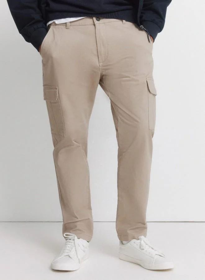 Springfield  Cargo trousers in stretch cotton fabric for greater comfort. Two side pockets on both legs, with flap and hidden button fastening. Comfort slim fit. for Men | Best Price UAE