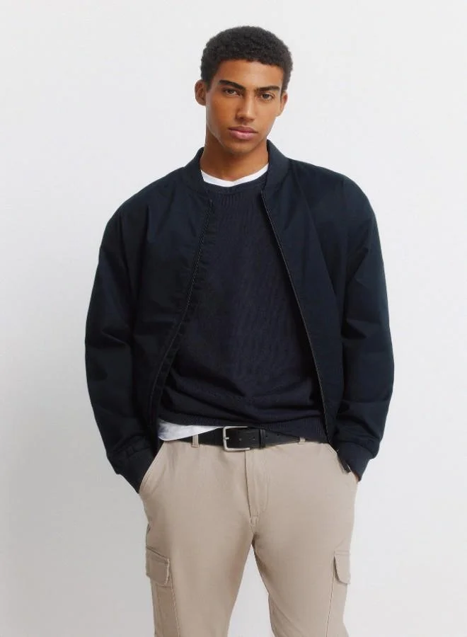 Springfield Cargo trousers in stretch cotton fabric for greater comfort. Two side pockets on both legs, with flap and hidden button fastening. Comfort slim fit.