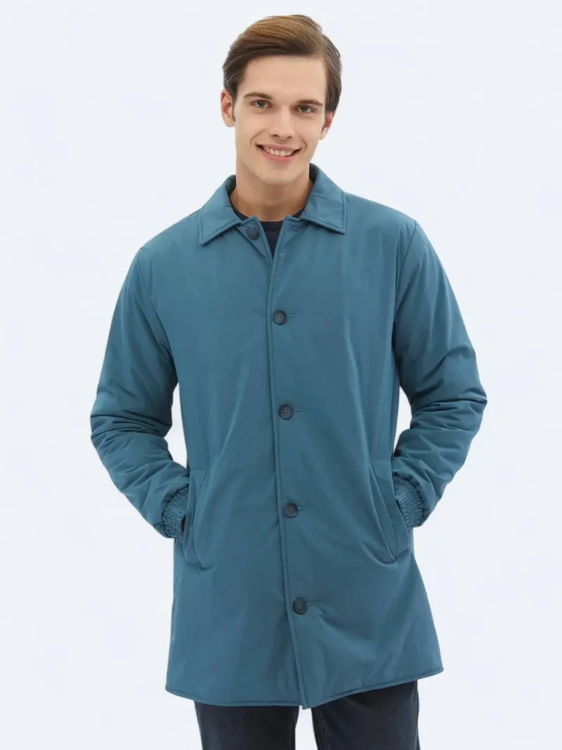 كيب معطف مطري منسوج بلون النعناع، ​​بقصة عادية وياقة دائرية، مناسب للإطلالات الكاجوال.