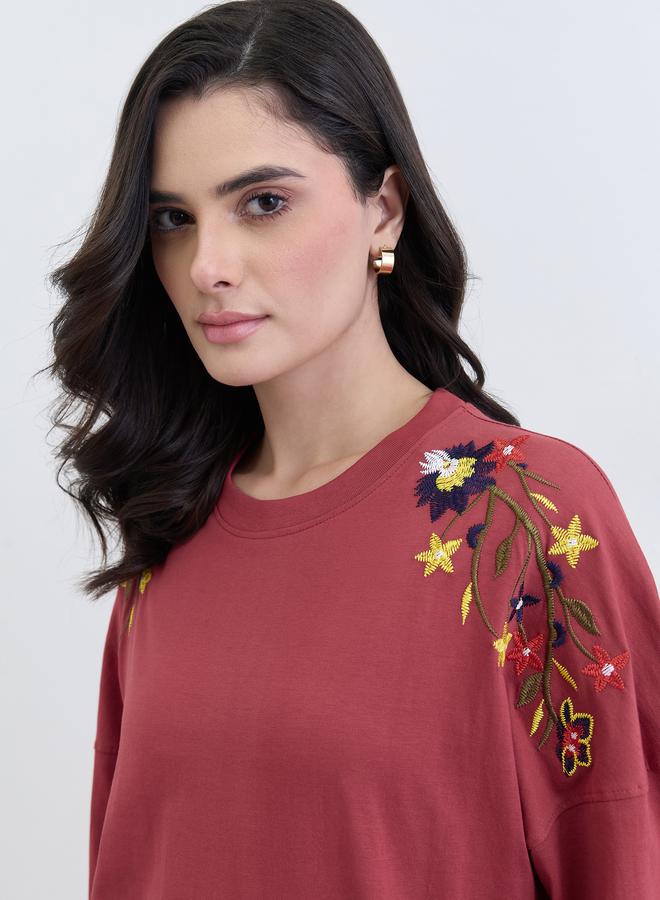 ستايلي تيشيرت واسع مطرز بالزهور الحمراء - Image 4