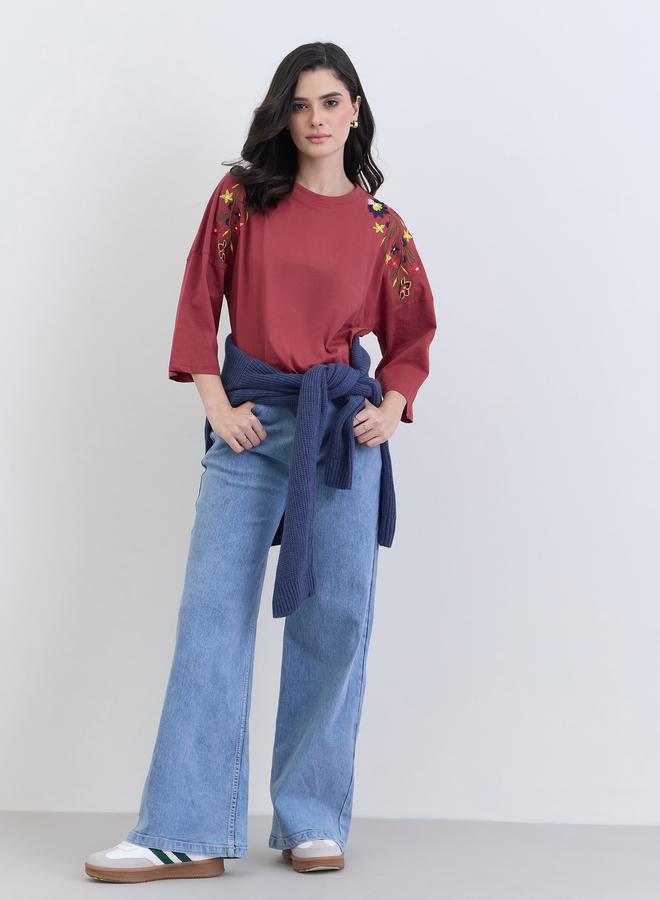 ستايلي تيشيرت واسع مطرز بالزهور الحمراء - Image 2