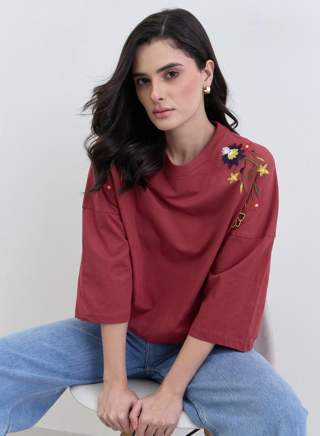 ستايلي تيشيرت واسع مطرز بالزهور الحمراء - Image 3