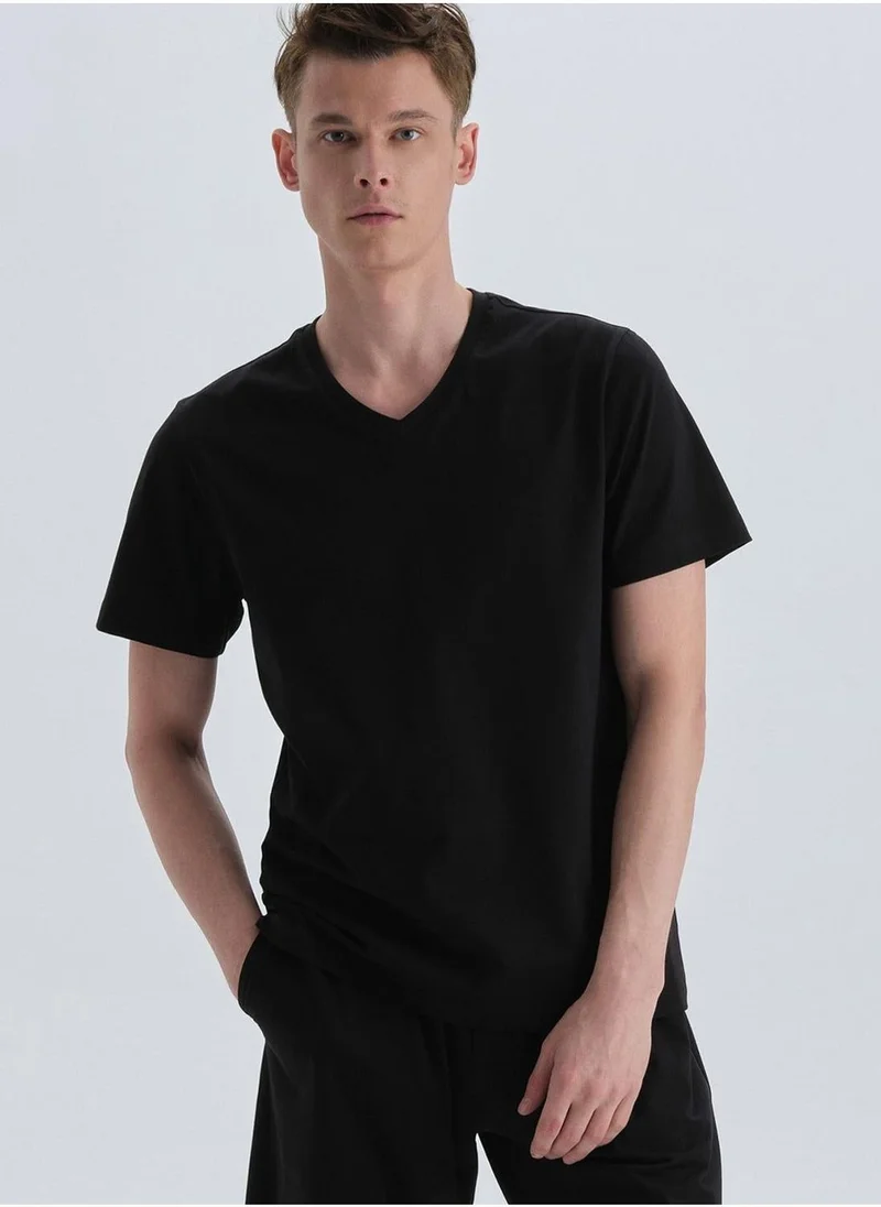 داجي تي شيرت أساسي بياقة على شكل حرف