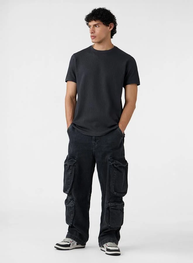 ذا سوليد ستور تيشيرت كوري بياقة ضيقة وتفاصيل بارزة الملمس