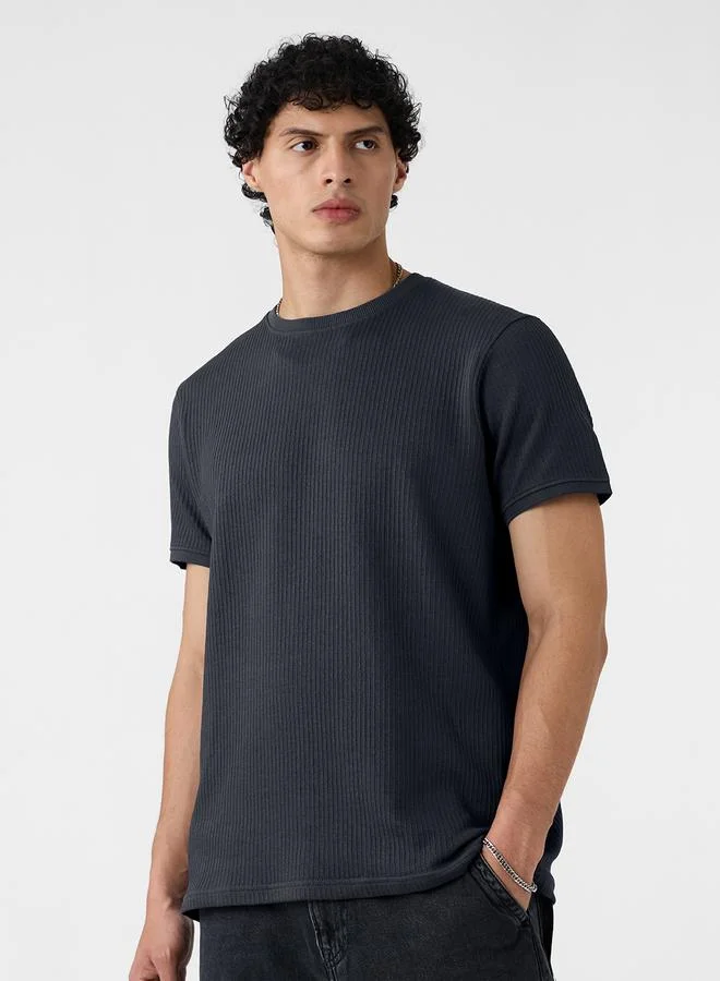 ذا سوليد ستور تيشيرت كوري بياقة ضيقة وتفاصيل بارزة الملمس