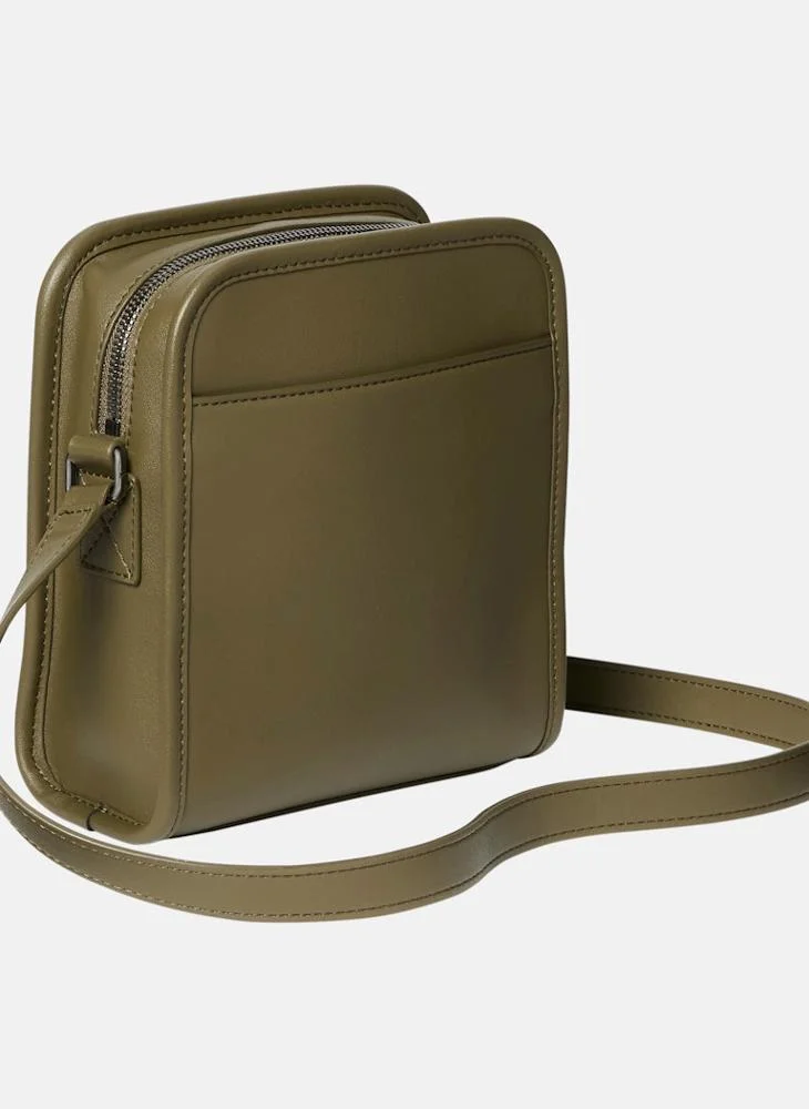 كالفن كلاين جينز حقيبة كروس بودي بشعار