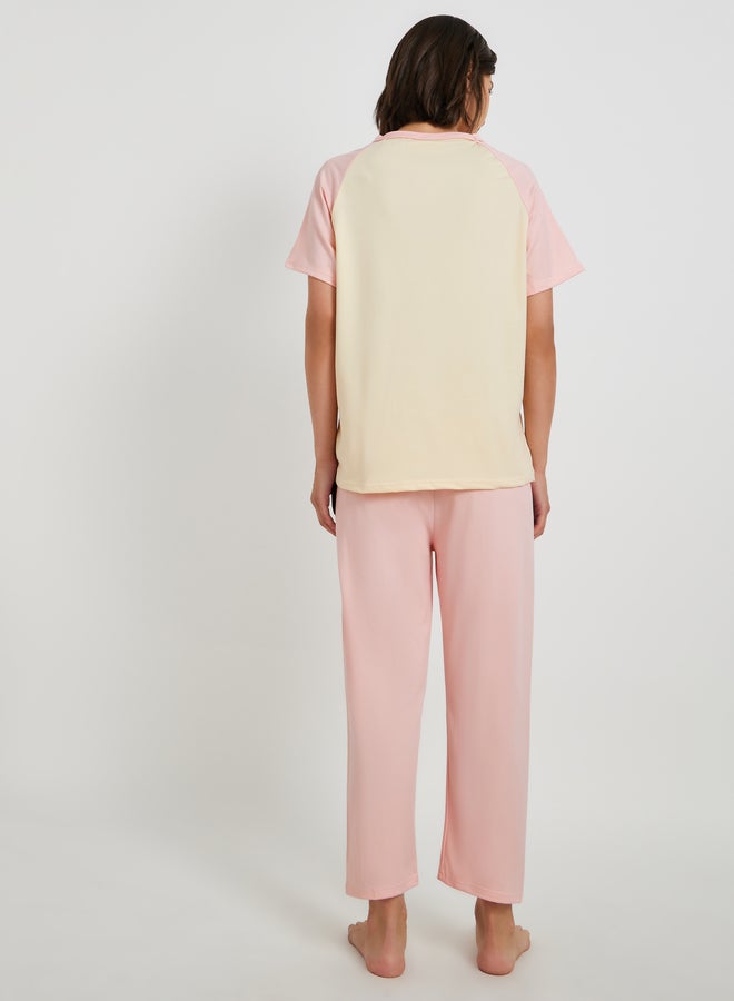 تايك تو طقم بيجاما وتيشيرت بطبعة جرافيك تيك تو - Image 4