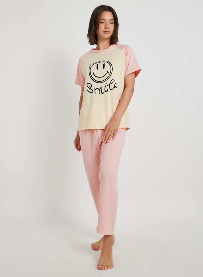 تايك تو طقم بيجاما وتيشيرت بطبعة جرافيك تيك تو - Image 1