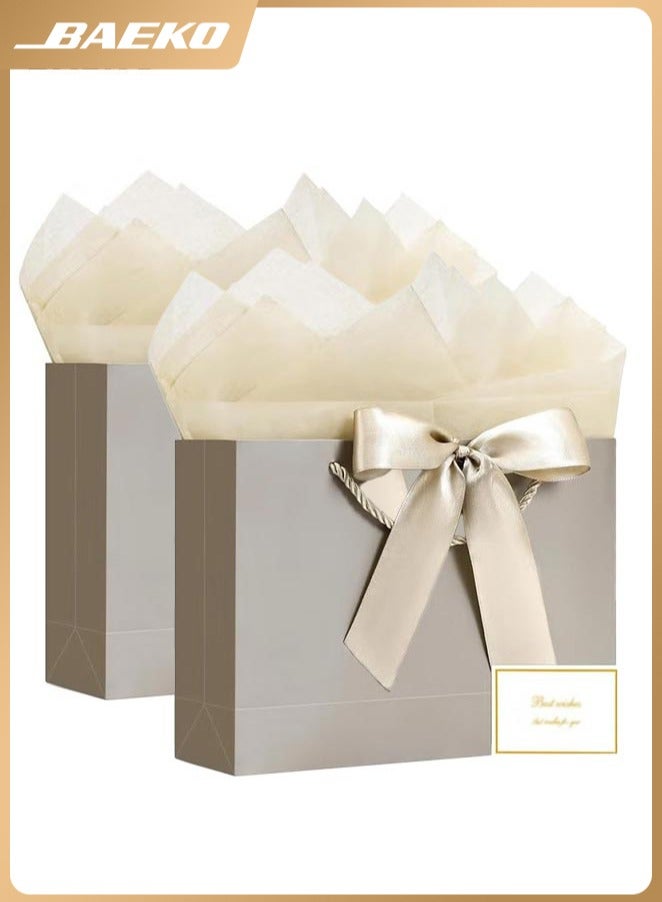 بيكو 2pcs لون الشمبانيا أكياس هدايا كبيرة ، حقائب ورقية مع شريط ، بطاقات المعايدة وورق الأنسجة ، أكياس الحفلات المحمولة مع مقابض ، حقائب هدايا عيد ميلاد ، حقائب حاضرة لحفل الزفاف ، حقائب لوازم الحفلات: 32 سم*25 سم*11 سم - Image 1