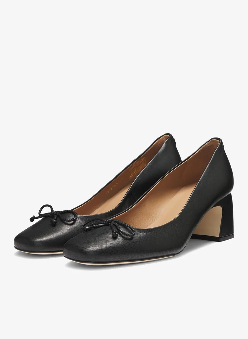 بوس مضخات بكعب من جلد النابا بنقش