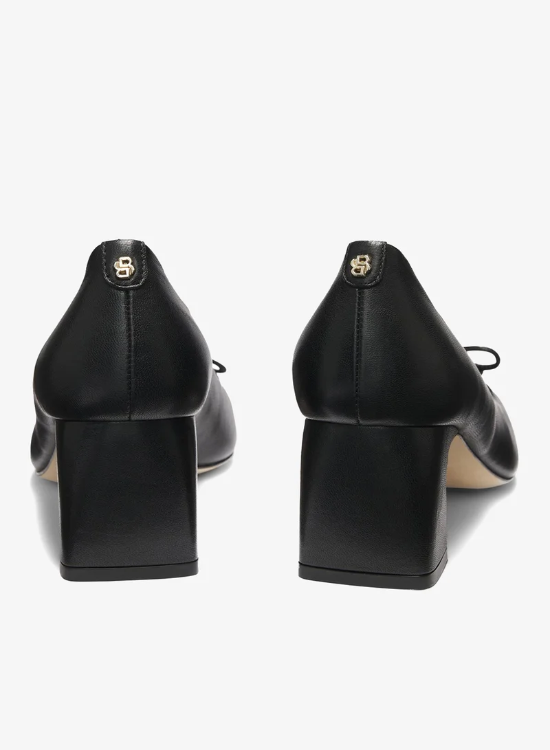 بوس مضخات بكعب من جلد النابا بنقش