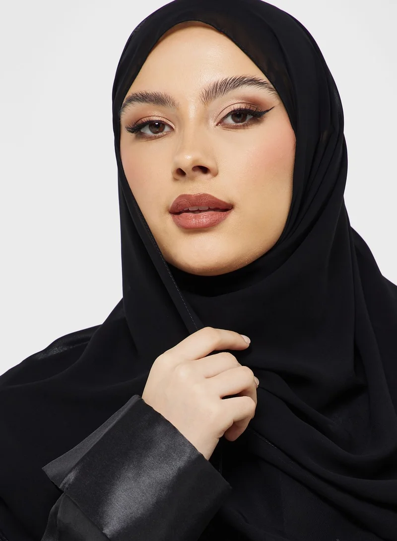هيا كلوزيت عباية مطرزة برقبة دائرية
