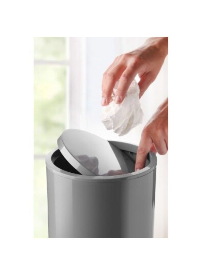 بريمانوفا مجموعة إكسسوارات الحمام البلاستيكية فلوريس المكونة من 5 قطع تتضمن سلة مهملات سعة 6 لتر وفرشاة مرحاض 18 × 18 × 25 سم وموزع صابون 10 × 10 × 23 سم وحامل فرشاة أسنان وطبق صابون بلاستيكي رمادي - Image 3