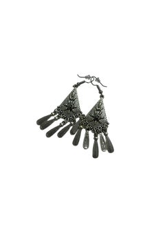A distinctive and elegant women's earring accessory