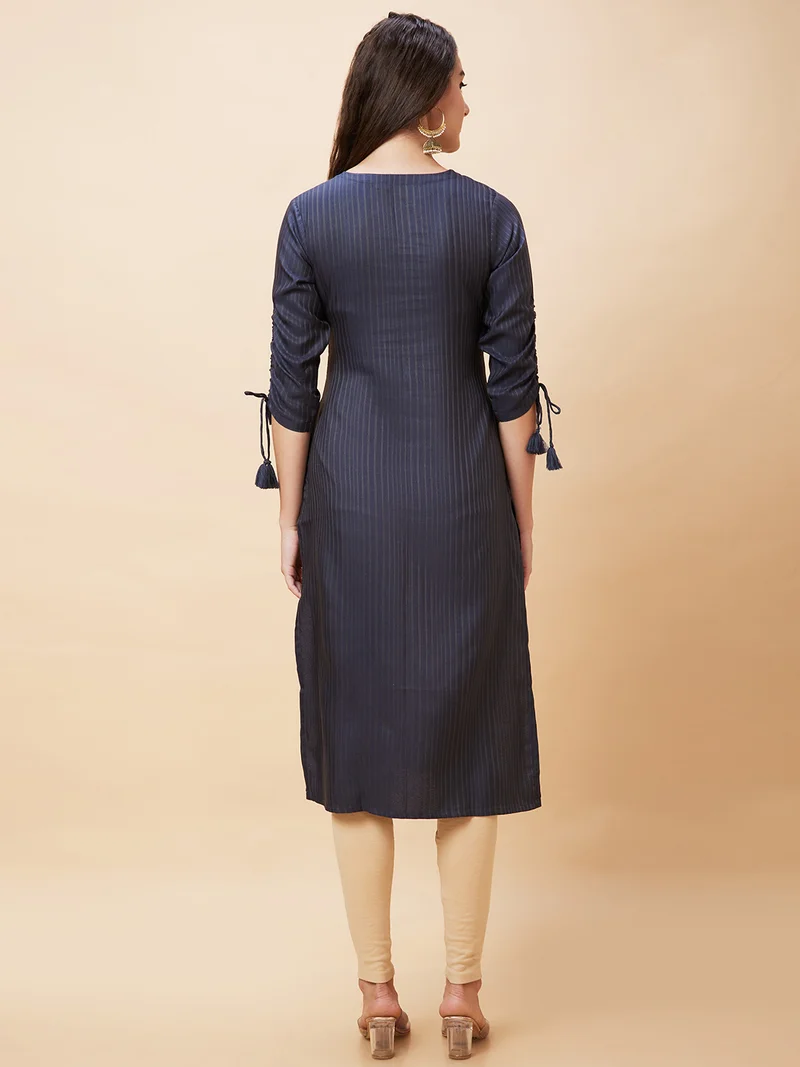 جلو باص Women Geometric Embroidered Yoke Design Round Neck With Straight Kurta