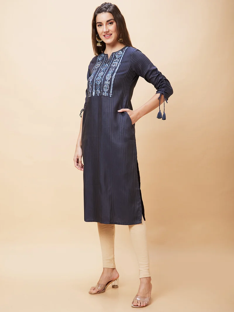 جلو باص Women Geometric Embroidered Yoke Design Round Neck With Straight Kurta