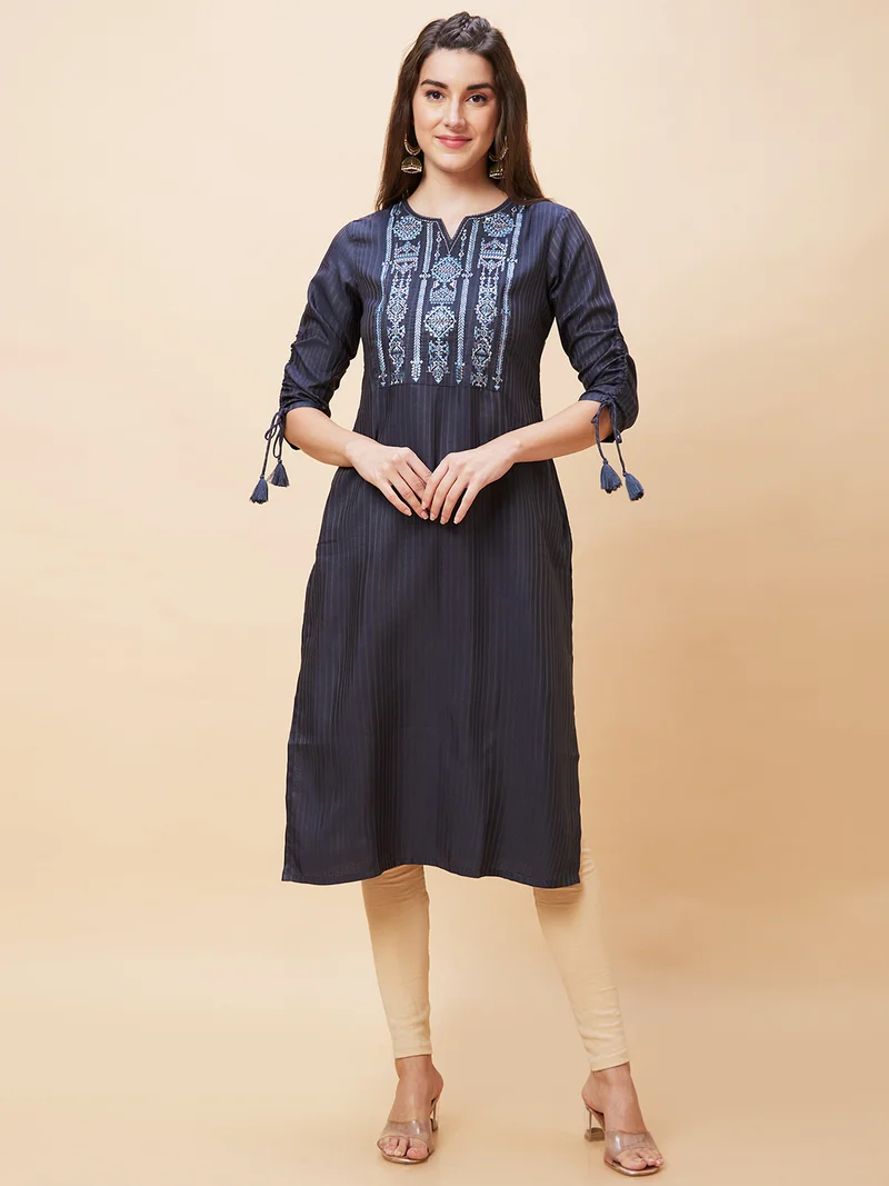 جلو باص Women Geometric Embroidered Yoke Design Round Neck With Straight Kurta