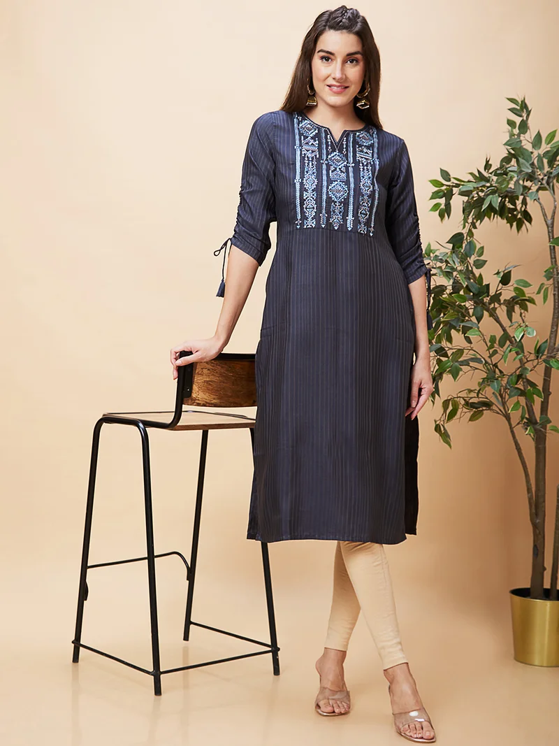 جلو باص Women Geometric Embroidered Yoke Design Round Neck With Straight Kurta