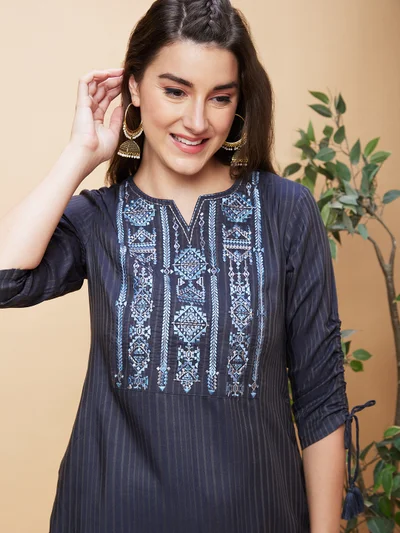 جلو باص Women Geometric Embroidered Yoke Design Round Neck With Straight Kurta