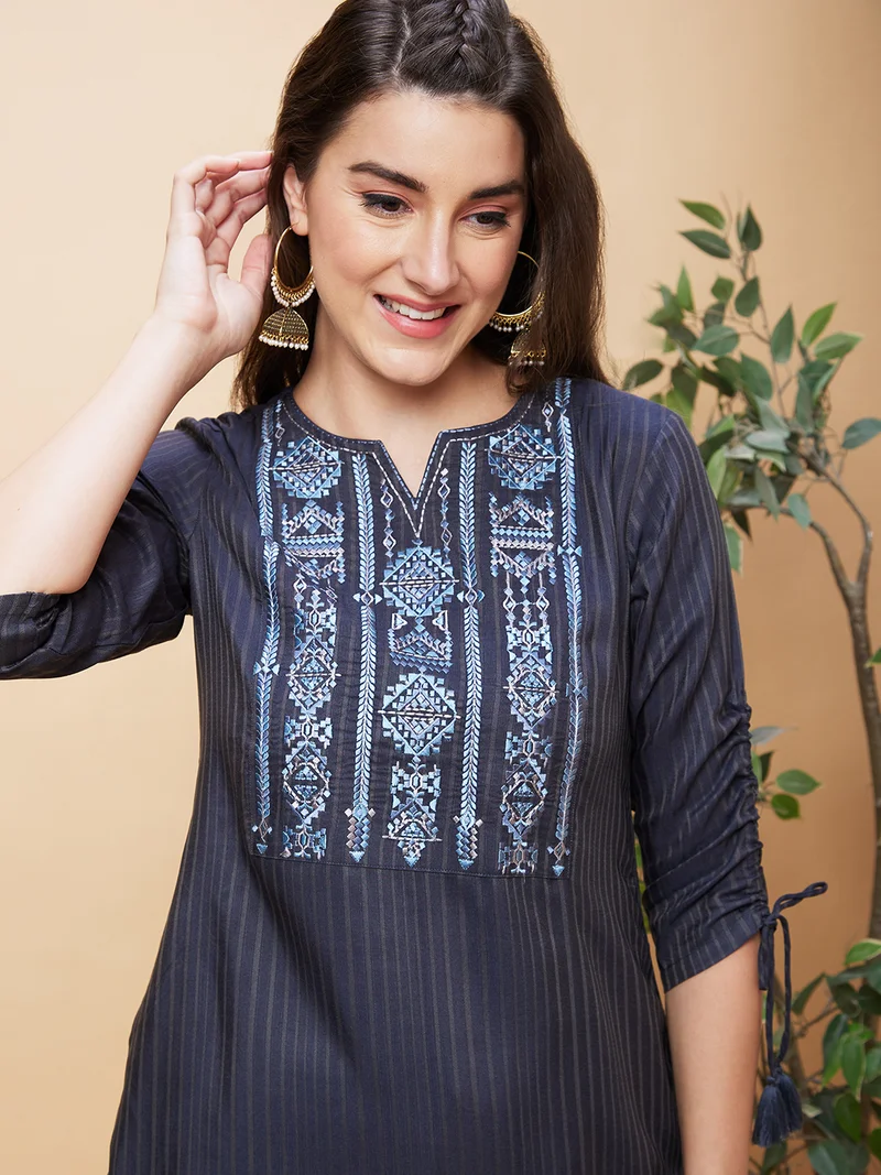 جلو باص Women Geometric Embroidered Yoke Design Round Neck With Straight Kurta