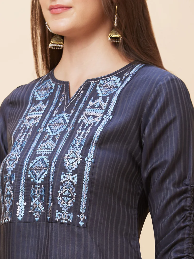 جلو باص Women Geometric Embroidered Yoke Design Round Neck With Straight Kurta