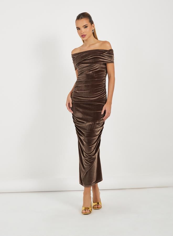 ستايلي فستان طويل بتفاصيل مُجمعة وأكتاف مكشوفة - Image 1