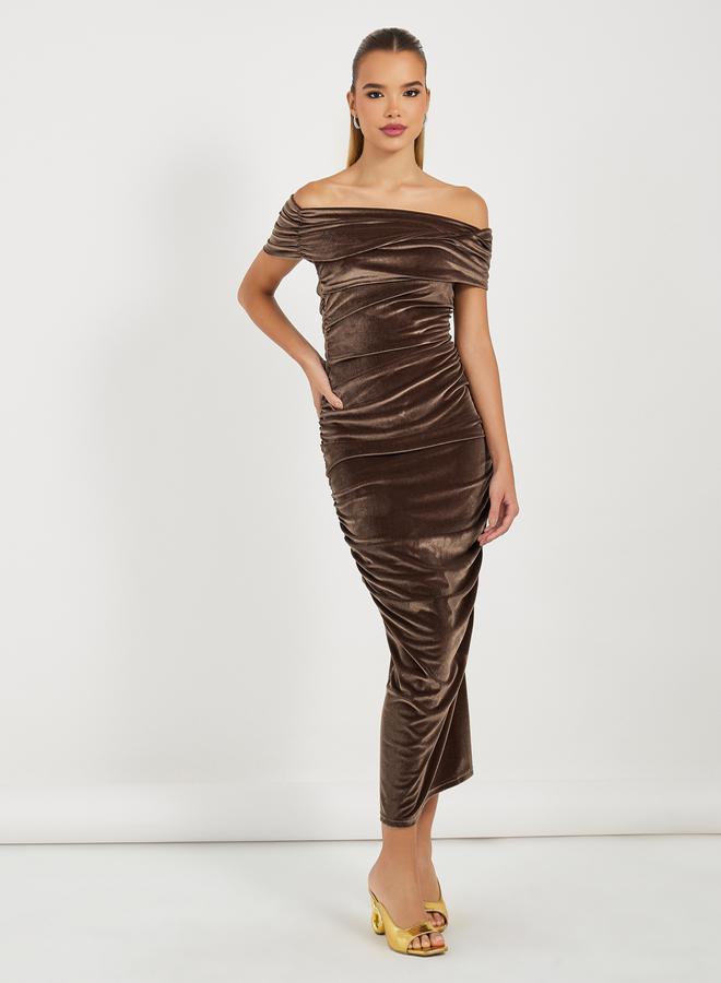 ستايلي فستان طويل بتفاصيل مُجمعة وأكتاف مكشوفة - Image 5