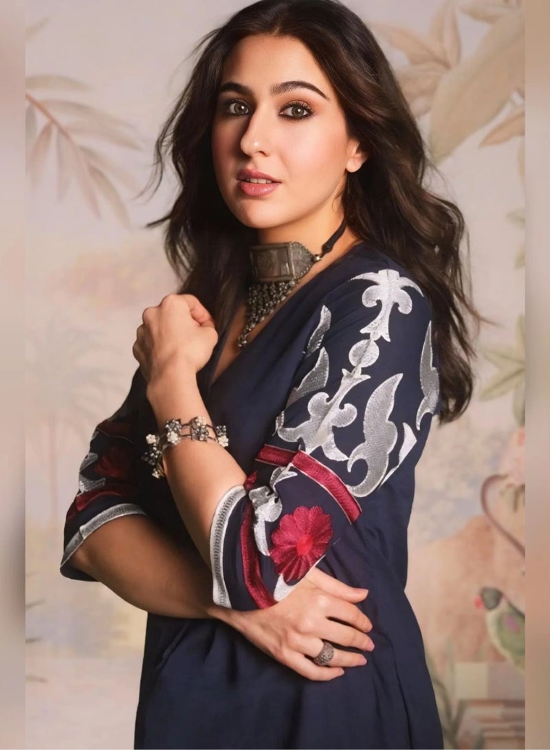 باناش برييا طقم نسائي أنيق منسق بتصميم A-Line واسع بطيات ومطرز بنقوش زهرية صلبة – ملابس تقليدية - Image 2