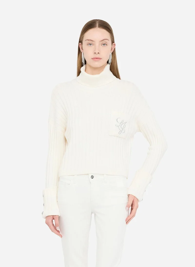 ليو جو صوف بياقة بولو وشعار