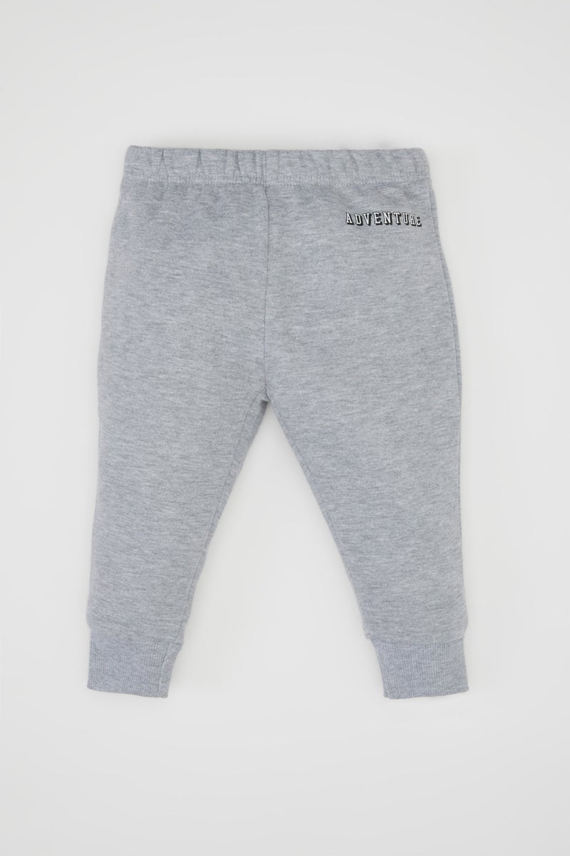 ديفاكتو طقم بيبي اولادي سويت شيرت وسويت بانتس بطبعة شعار - قطعتين - Image 2