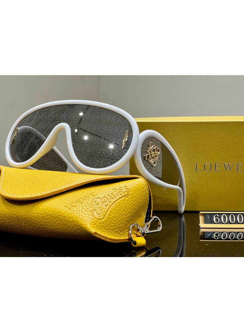 LOEWE نظارات شمسية لووي البيضاء