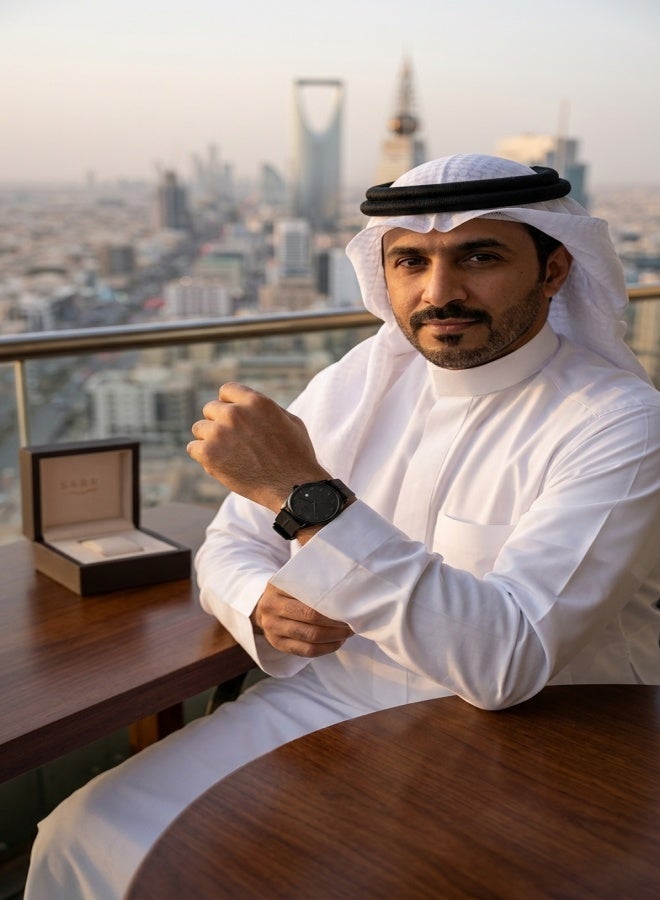 صبر ساعة عربية رجالية – ساعة يد كوارتز مع عرض التاريخ، أرقام عربية شرقية، هيكل من سبائك معدنية، سوار سيليكون مع مشبك مغناطيسي، مقاومة للماء 3ATM، زجاج معدني، هدية أنيقة لمحبي الساعات العربية - Image 2