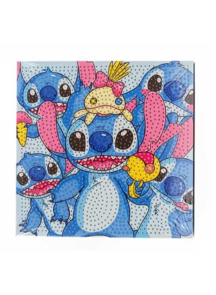 لوحة ستيتش الماسية – لمسة من اللطافة والإبداع في كل تفصيلة! استمتعي بعالم ستيتش المرح والمليان طاقة بألوان زاهية ولمعان يخطف الأنظار! لوحة مقاس 20 × 20 سم بتجمع بين الجمال، المرح، والفن اليدوي في تجربة فريدة من نوعها -مثالية لعشّاق شخصيات ديزني والفن الماسي. هدية مميزة للأطفال والكبار تضيف بهجة لأي مناسبة!