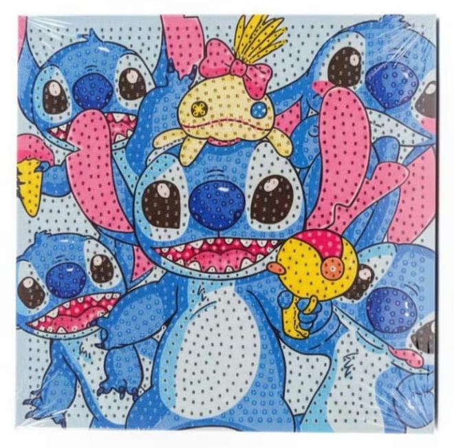 لوحة ستيتش الماسية – لمسة من اللطافة والإبداع في كل تفصيلة! استمتعي بعالم ستيتش المرح والمليان طاقة بألوان زاهية ولمعان يخطف الأنظار! لوحة مقاس 20 × 20 سم بتجمع بين الجمال، المرح، والفن اليدوي في تجربة فريدة من نوعها -مثالية لعشّاق شخصيات ديزني والفن الماسي. هدية مميزة للأطفال والكبار تضيف بهجة لأي مناسبة!