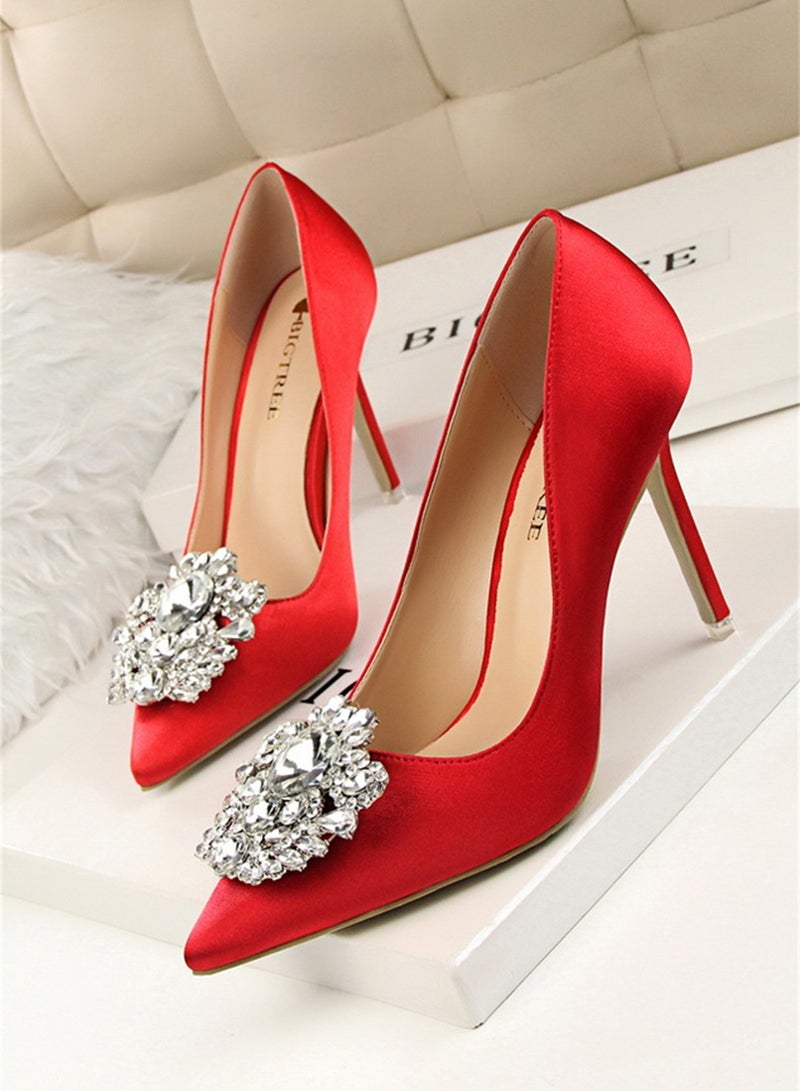 BIGTREE كعب رقيق ضيق من الكريستال اللامع مع إبزيم من الكريستال الأحمر بطول 10 سم - Image 1