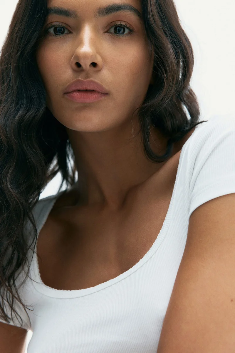 اتش اند ام تي-شيرت مضلع بحواف بيكو