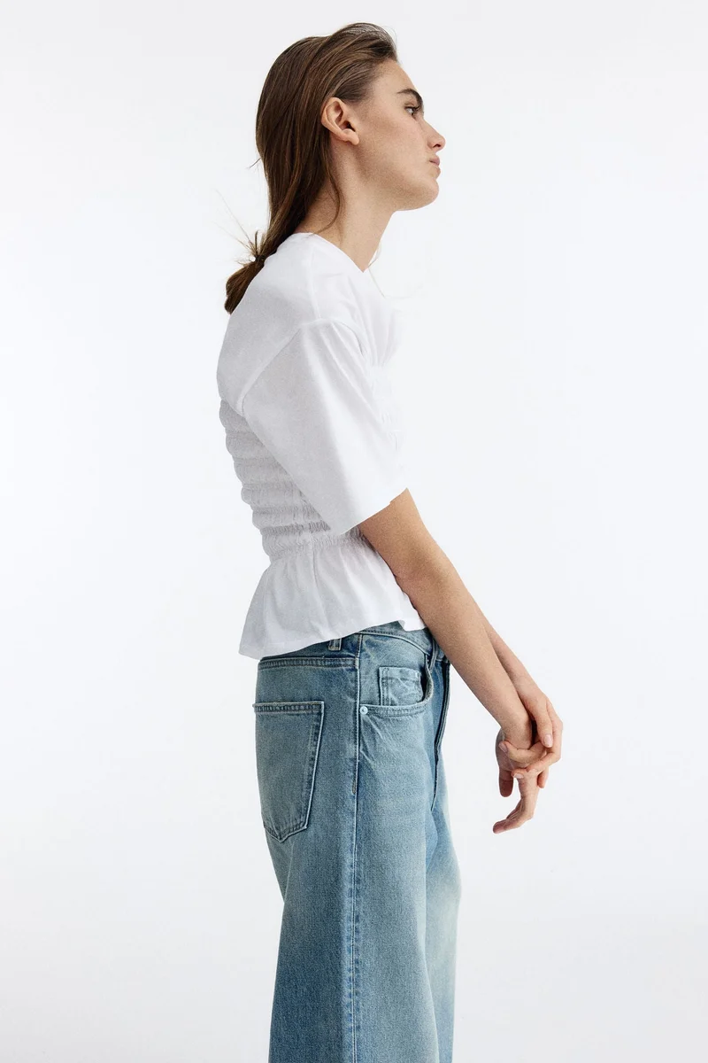 اتش اند ام تي-شيرت من نسيج مرن ومجعد